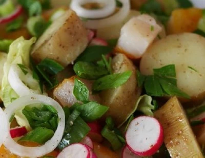 Salade de pomme de terre au haddock fumé et oignon cébette
