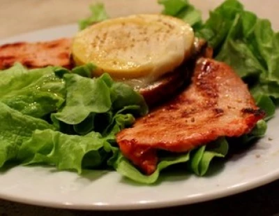 Salade de chèvre chaud, pomme et lomo