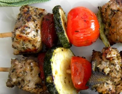 Brochettes de porc aux légumes et à la sauge