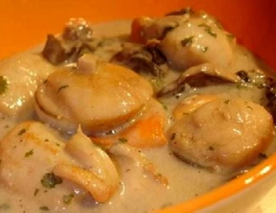 Blanquette de noix de Saint Jacques aux champignons bruns