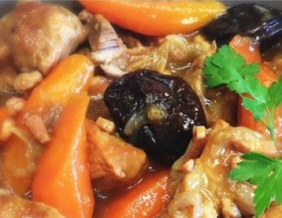 Sauté de porc aux carottes et pruneaux