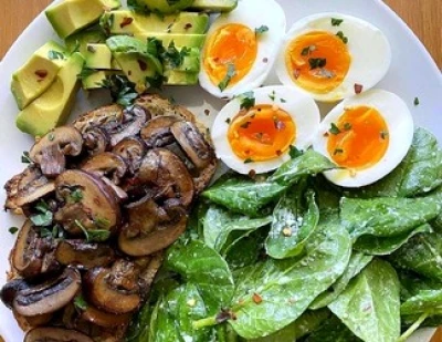 Salade oeuf dur, épinard, avocat et tartine de champignons bruns au balsamique