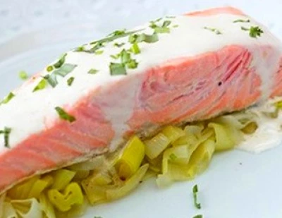 recette Pavé de saumon à la crème d'estragon, poireaux confits