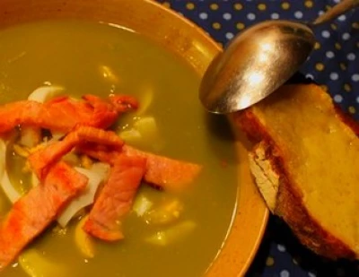 Soupe aux pois cassés, lardons de lomo, oeuf dur et crostini au comté