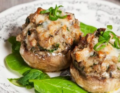 Champignons bruns farcis au confit de canard, échalote et épinard