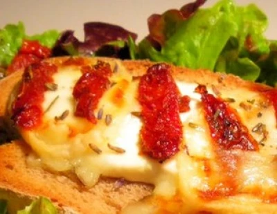 Tartine de chèvre chaude aux tomates confites 