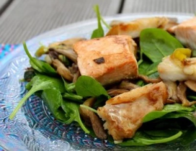 recette Salade tiède de pousses d'épinard, saumon et pleurotes grillés