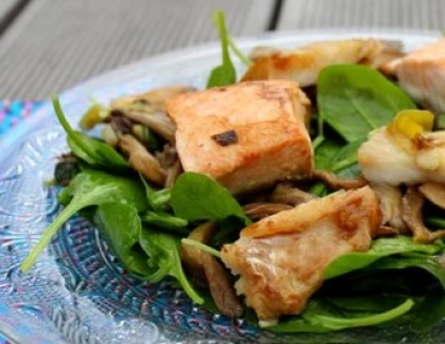 Salade tiède de pousses d'épinard, saumon et pleurotes grillés