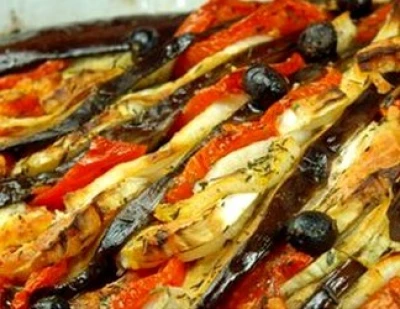 Éventail d'aubergine chèvre, tomate et oignon