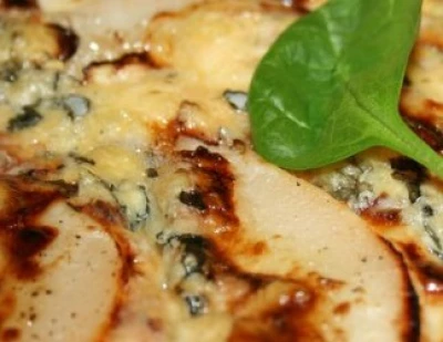 Pizza à la poire, à la fourme d'Ambert et pousses d'épinard