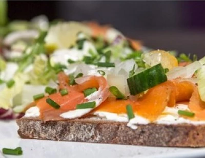 Tartine de truite fumée, chèvre frais et concombre