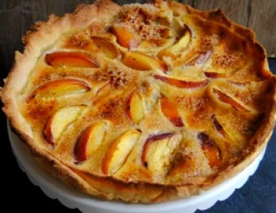 Tarte à la pêche et aux éclats de noisettes