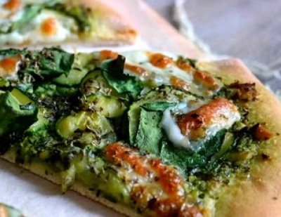 Pizza verte, pesto épinard courgette