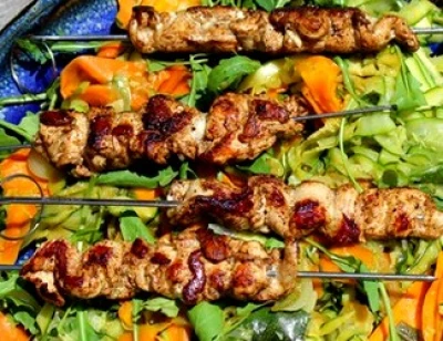 Brochettes de poulet au garam massala sur légumes confits