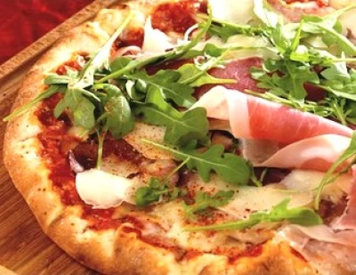 recette Pizza au jambon de Bayonne et roquette