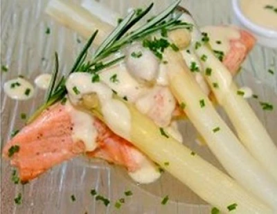 Pavés de truite aux asperges, sauce hollandaise