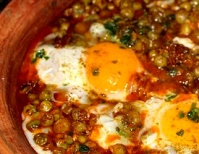 Tajine de petits pois, aux oeufs et à la tomate