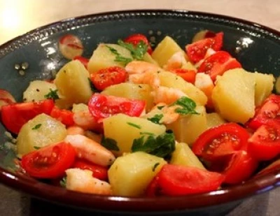 Pomme de terre nouvelle en salade aux crevettes et 2 tomates