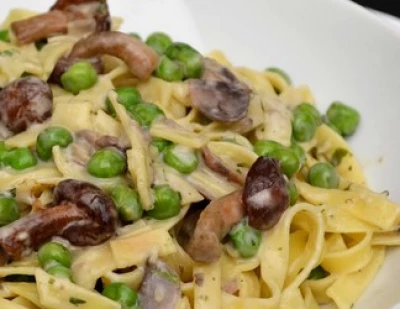 Tagliatelle aux shiitakés, échalotes et petits pois