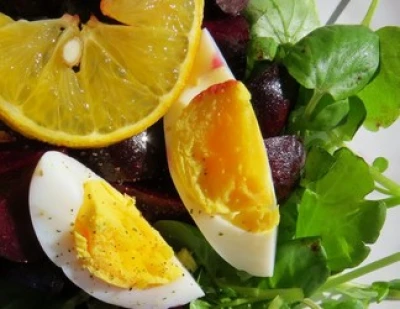 Salade de betterave nouvelle, mesclum et oeufs bio