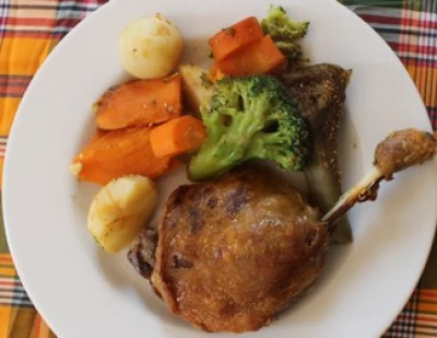 Confit de canard et poêlée de légumes de saison