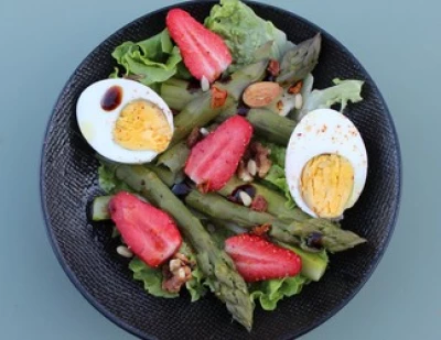 recette Salade d'asperge verte et fraise au poivre Sichuan rare rouge