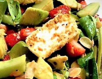 recette Salade de chèvre frais pané à la noisette toastée et à la fraise