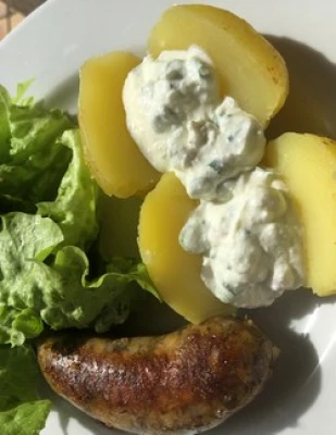 Andouillette et pomme de terre au fromage frais aux herbes