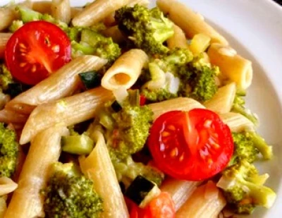 Pennes semi-complètes au brocoli, courgette et tomates cerises