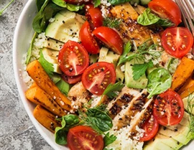 Bowl de pousses d'épinard, patate douce, avocat, tomate et poulet