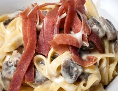 recette Tagliatelles à la crème d'ail, champignons bruns et jambon de pays