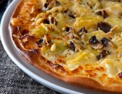 Pizza au poireau et champignons bruns bio