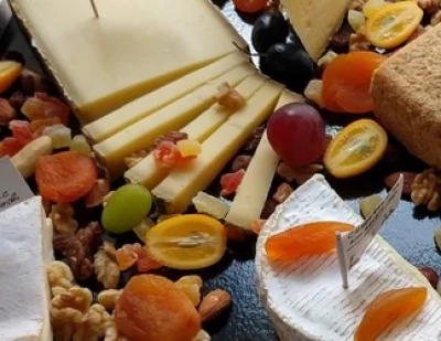 Plateau de fromages, fruits secs et frais
