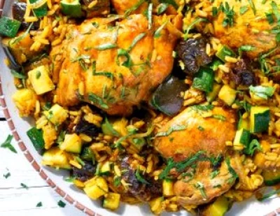 Poulet aux pruneaux mi-cuits comme un tajine