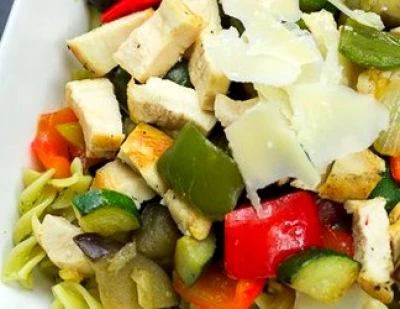 recette Salade de pâtes au poulet et légumes grillés
