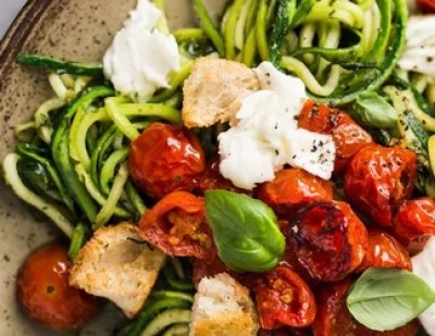 Recette végétarienne bio : Spaghetti de courgette, basilic et tomates confites, mozzarella