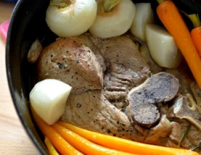 Rouelle de porc braisée aux carottes et navets nouveaux