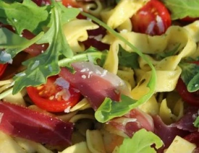 Tagliatelles à la tapenade de tomate jambon, tomate cerise et roquette