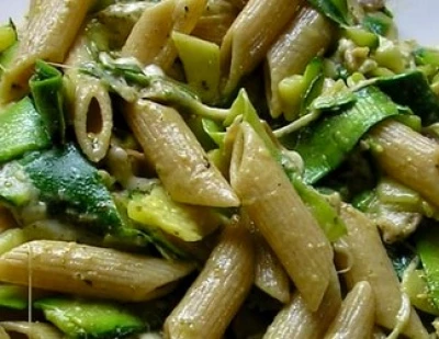 Pennes aux courgettes, jambon, basilic et mozzarella