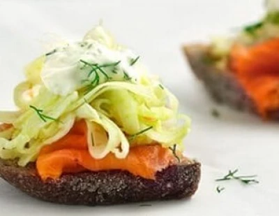 Tartine au fenouil sauté et à la truite fumée