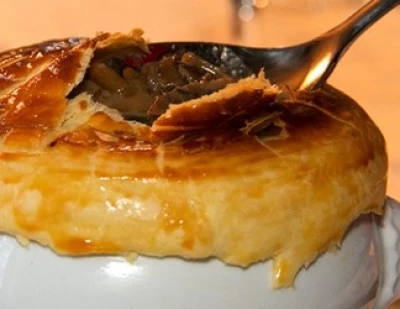 Soupe forestière en croûte feuilletée