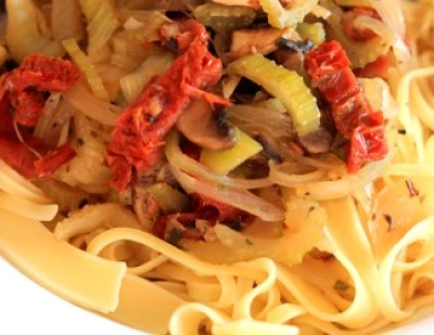 Tagliatelles céleri, tomate confite, champignons