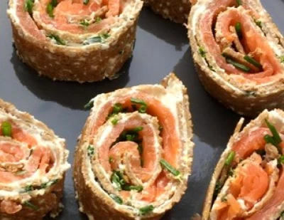 Galettes de blé noir au saumon fumé et à la ciboulette