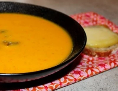 Soupe de potimaron à la châtaigne et tartine au morbier