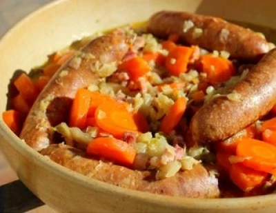 recette Saucisses confites au chou chinois braisé à la bière