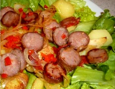 Salade aux patates braves et saucisses confites