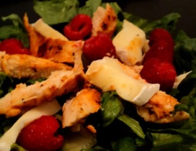 Salade de poulet au brie et framboise