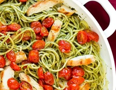 Spaghetti au pesto, blanc de poulet grillé et tomates cerises fraîches