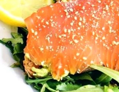 recette Tartine à la truite fumée et avocat, salade peperry