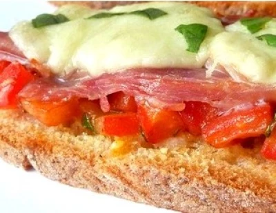 Bruschetta jambon de pays, tomate et mozzarella